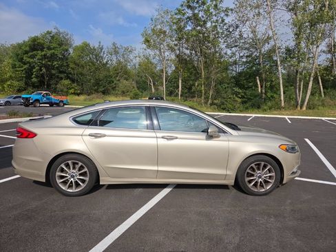 Used 2017 Ford Fusion SE FWD image 4