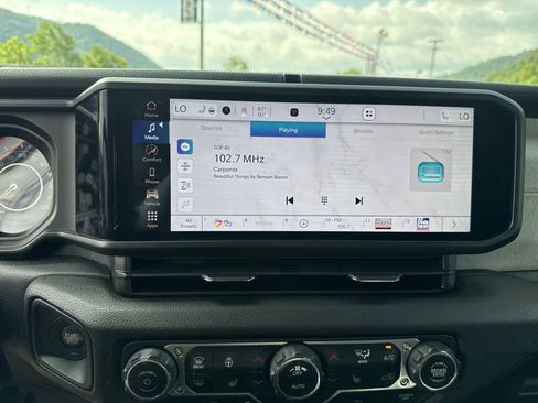 Used 2025 Jeep Wrangler Sport image 19