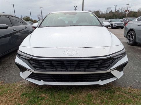 Used 2024 Hyundai Elantra SEL image 2