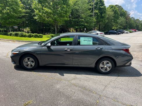 Used 2025 Hyundai Elantra SE image 8