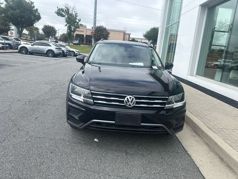 Used 2018 Volkswagen Tiguan SE w/ Panoramic Sunroof Package AWD/4WD image 3