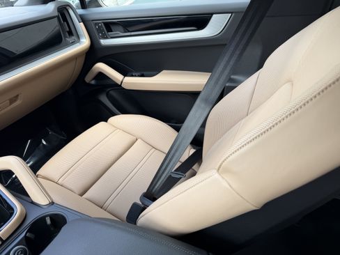 Certified 2025 Porsche Cayenne Coupe AWD/4WD image 19