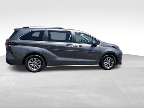 Used 2022 Toyota Sienna XLE w/ XLE Plus Package FWD image 8