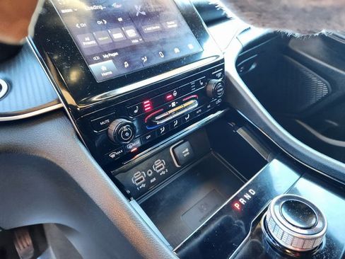 Used 2023 Jeep Grand Cherokee L Laredo image 16