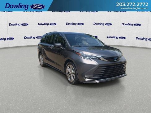 Used 2024 Toyota Sienna Platinum FWD image 5