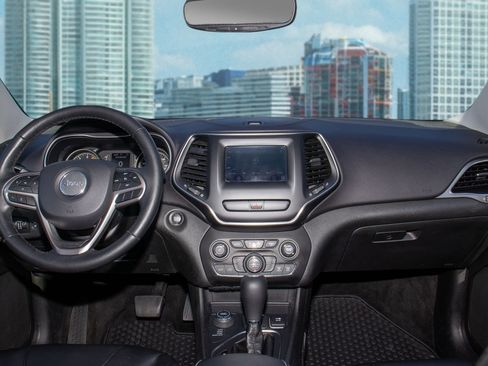 Used 2019 Jeep Cherokee Latitude Plus w/ Comfort/Convenience Group image 9