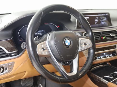 Used 2022 BMW 750i xDrive w/ Luxury Rear Seating Package image 6