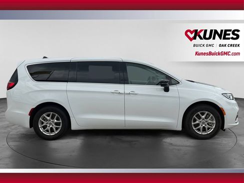 Used 2024 Chrysler Pacifica Touring-L FWD image 12