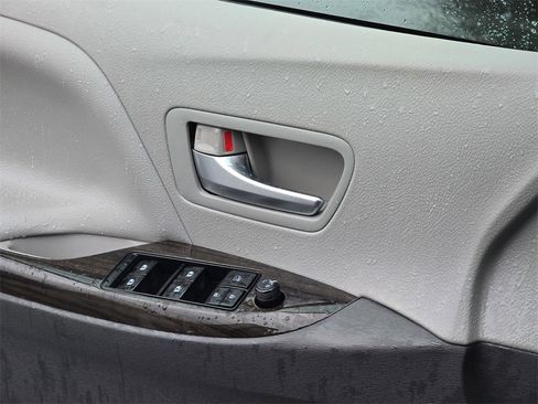 Used 2015 Toyota Sienna XLE Premium image 28