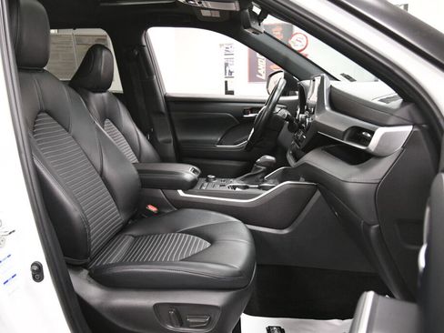 Used 2022 Toyota Highlander XSE image 29