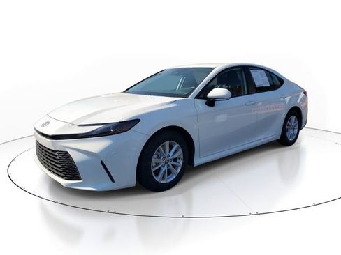 Used 2025 Toyota Camry LE image 3