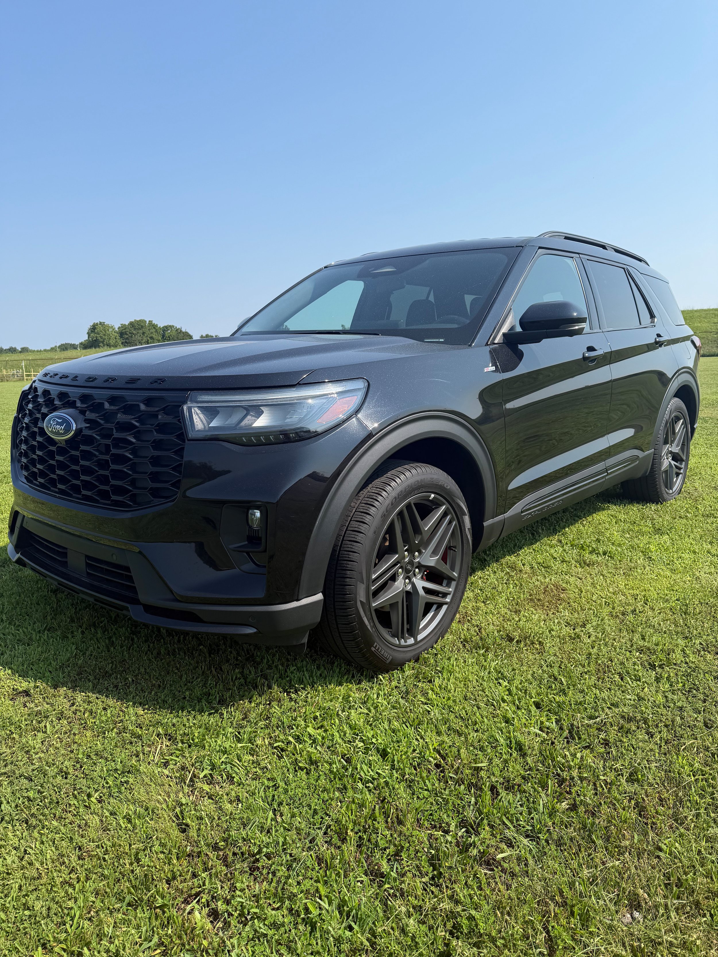 Used 2025 Ford Explorer ST-Line w/ ST-Line Street Pack AWD/4WD image 2