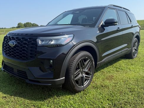 Used 2025 Ford Explorer ST-Line w/ ST-Line Street Pack AWD/4WD image 2