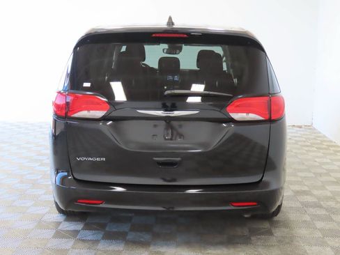 Used 2023 Chrysler Voyager LX FWD image 4