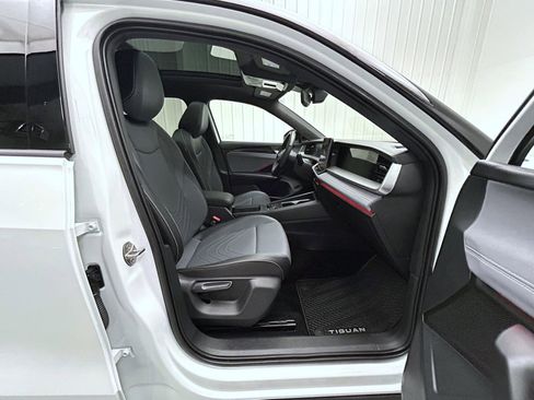 Used 2025 Volkswagen Tiguan SE R-Line AWD/4WD image 15