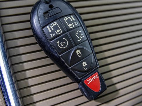 Used 2016 Chrysler Town & Country Touring-L w/ Driver Convenience Group image 31