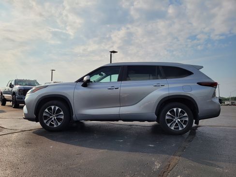 Used 2024 Toyota Highlander XLE AWD/4WD image 7