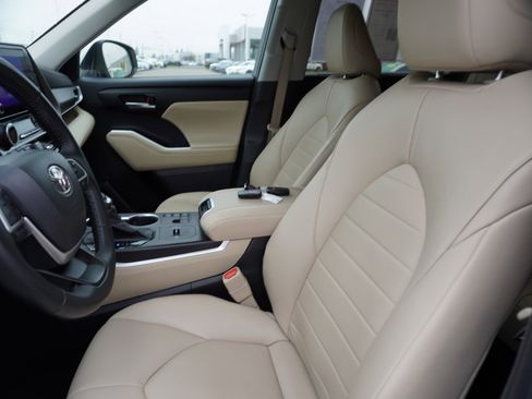 Used 2023 Toyota Highlander XLE image 25