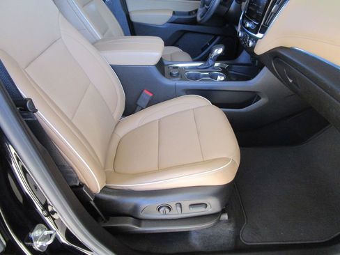 Used 2023 Chevrolet Traverse Premier image 32