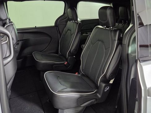 New 2026 Chrysler Pacifica Limited image 29