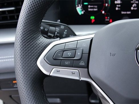 New 2026 Volkswagen Tiguan SE R-Line image 18