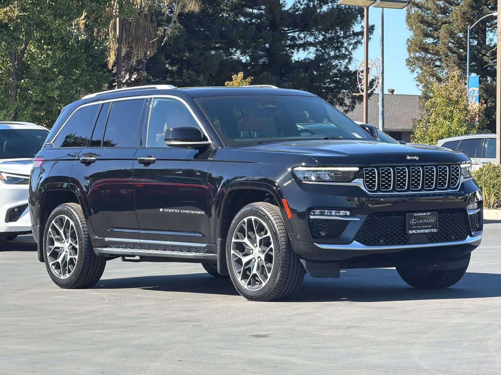 Used 2023 Jeep Grand Cherokee Summit AWD/4WD image 5