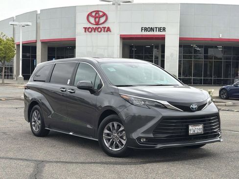 Used 2025 Toyota Sienna XLE image 1
