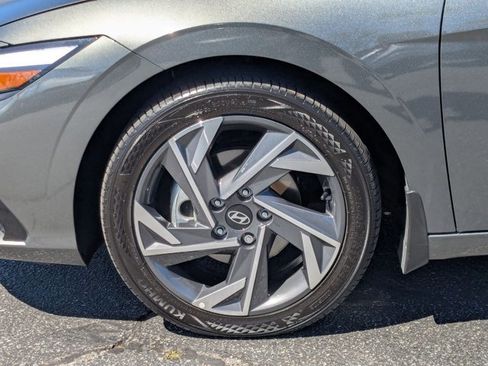 Used 2024 Hyundai Elantra Limited image 27