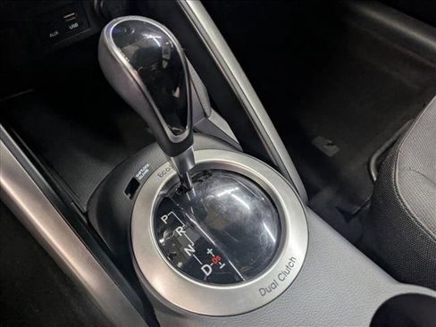 Used 2017 Hyundai Veloster Value Edition FWD image 9