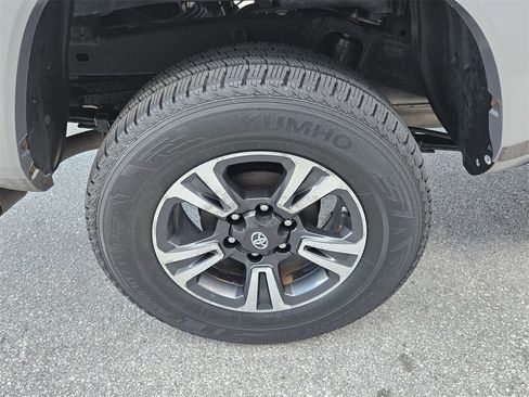 Used 2018 Toyota Tacoma TRD Sport image 39