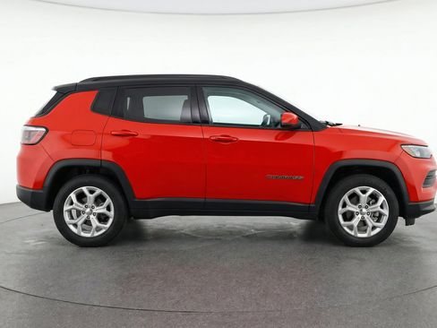 Used 2025 Jeep Compass Latitude AWD/4WD image 11