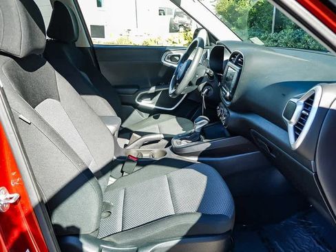 Used 2023 Kia Soul LX w/ LX Technology Package image 18
