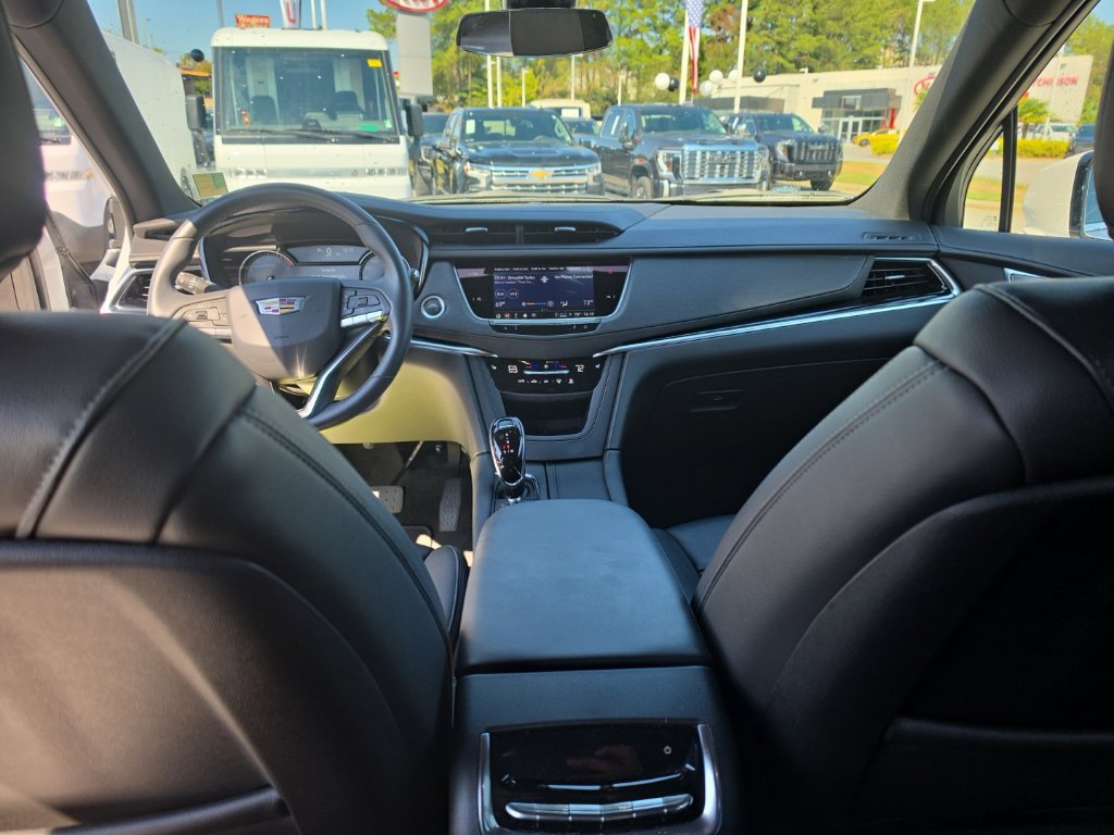 Used 2025 Cadillac XT6 Luxury FWD image 13