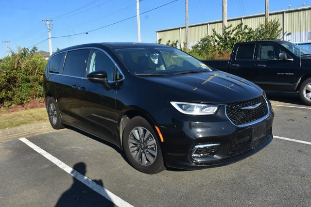 Used 2023 Chrysler Pacifica Touring-L FWD image 3