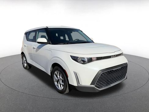 Used 2025 Kia Soul LX w/ LX Technology Package FWD image 3