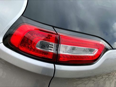 Used 2017 Jeep Cherokee Sport image 28