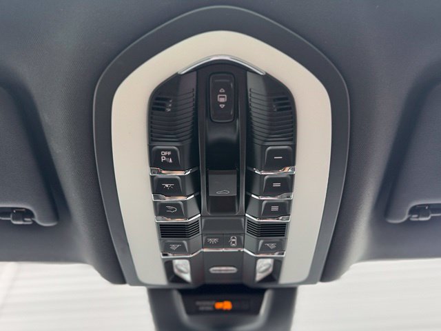 Certified 2023 Porsche Macan AWD/4WD image 26