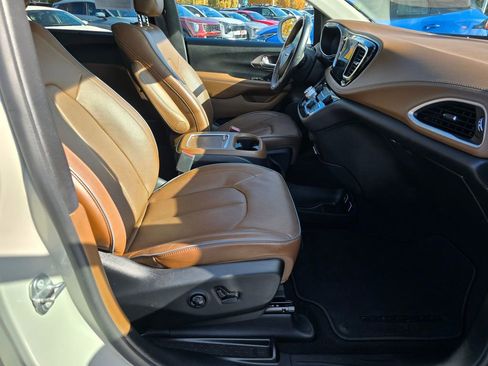 Used 2017 Chrysler Pacifica Limited image 12