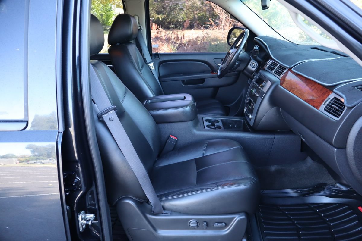 Used 2011 GMC Yukon SLT w/ SLT-2 Equipment Package AWD/4WD image 22
