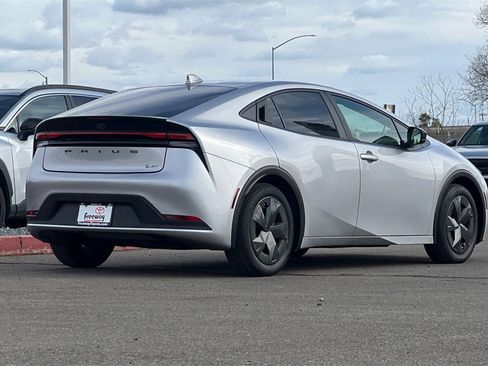 Used 2025 Toyota Prius LE image 5