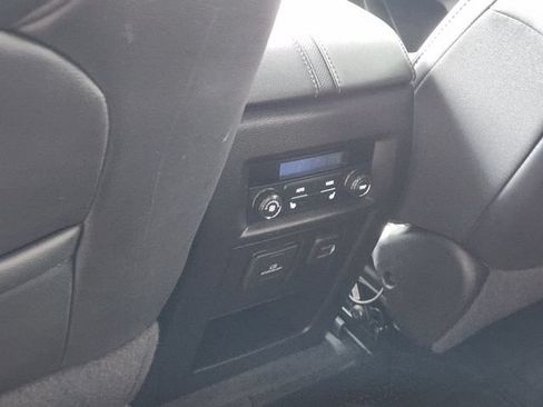 Used 2022 Chevrolet Traverse Premier FWD image 32