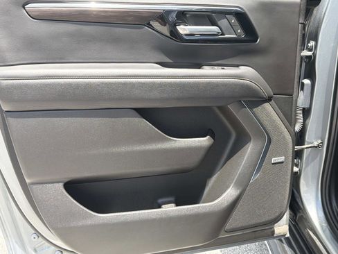 Used 2025 Chevrolet Suburban Premier RWD image 13