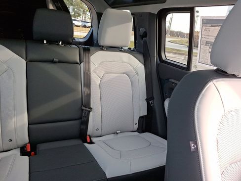 New 2026 Land Rover Defender 110 X-Dynamic SE image 17