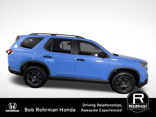 Used 2025 Honda Pilot TrailSport image 2