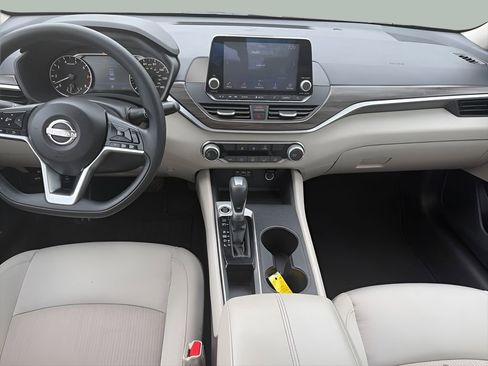 Used 2025 Nissan Altima 2.5 SV FWD image 13