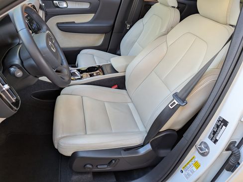 Used 2024 Volvo XC40 B5 Plus image 16