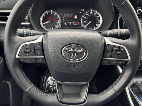 Used 2025 Toyota Highlander LE FWD image 30