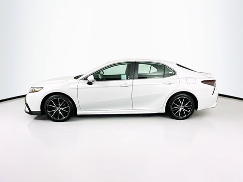 Used 2022 Toyota Camry SE image 4
