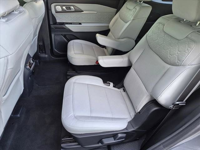 Used 2025 Ford Explorer Platinum w/ Ultimate Package AWD/4WD image 19