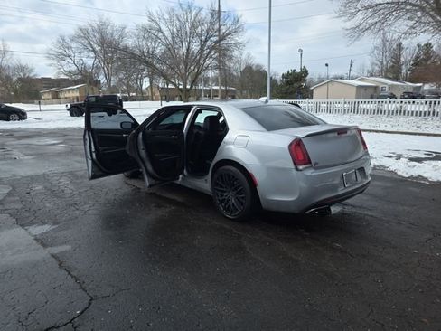 Used 2018 Chrysler 300 S w/ 300S Premium Group image 33